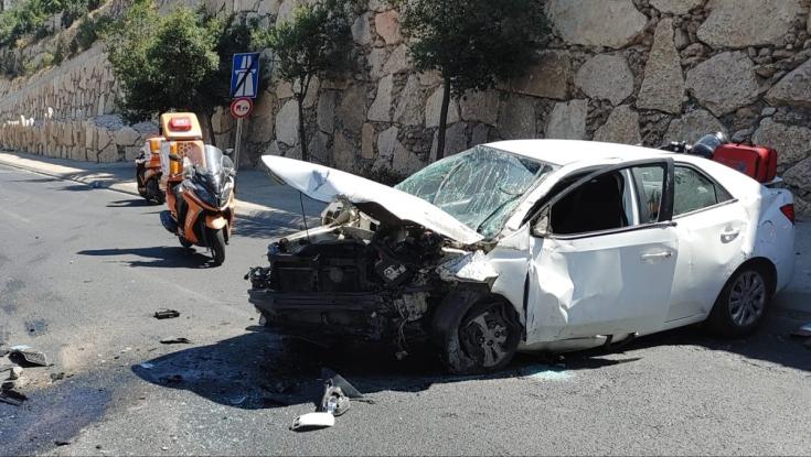 כביש בגין: רכב התנגש בגדר - בן 26 נפצע בינוני