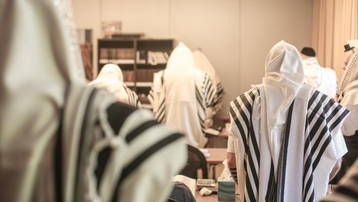 תושב מבשרת ציון הגיע לבית הכנסת - והותקף על ידי אחת המתפללים במקום