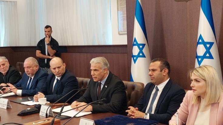בישיבת ממשלה ראשונה לפיד הבהיר את מטרתו: "כאילו אין בחירות"