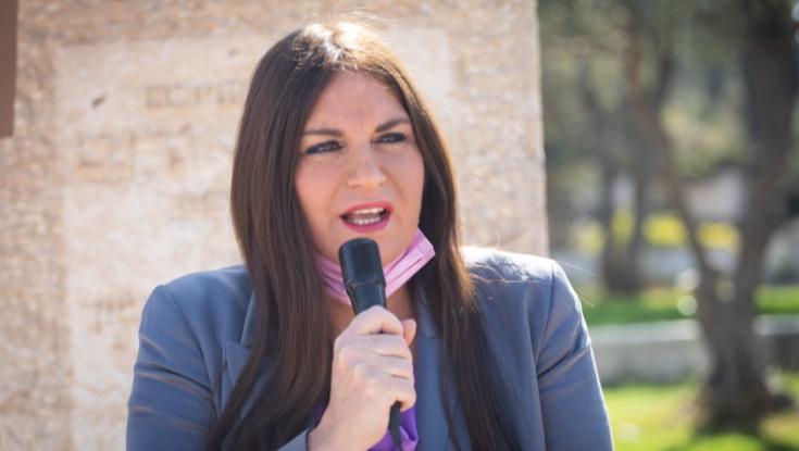 לא נעים: קרן ברק החליקה באולפנים של רשת 13 ושברה חוליה בגב