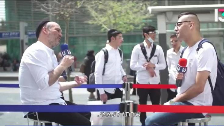 מרגש: יונתן רזאל שר עם תושב מזרח ירושלים