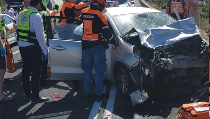 בזמן הצפירה: גבר ואשה נפצעו בינוני בתאונה