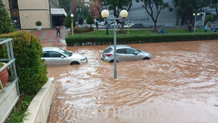 מזג אוויר סוער: שני רכבים נפלו לבולען, חשש להצפות במישור החוף