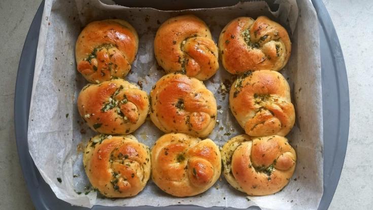מתכון ללחמניות שום רכות ונימוחות שיגרמו לכם לוותר על החלות
