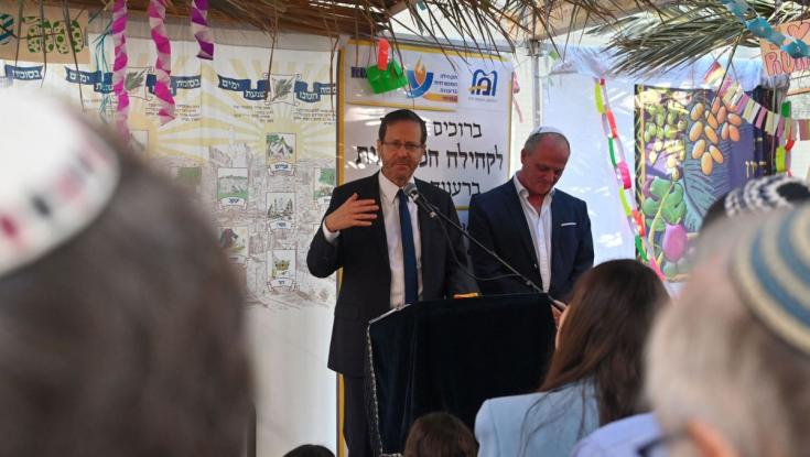 הנשיא הרצוג ביקר בסוכה קונסרבטיבית: "הקול שלכם מאוד חשוב"