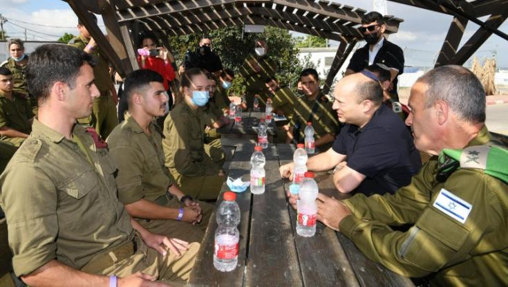 בנט לחיילים: "עליכם להיות דרוכים עד ללכידת המחבלים"