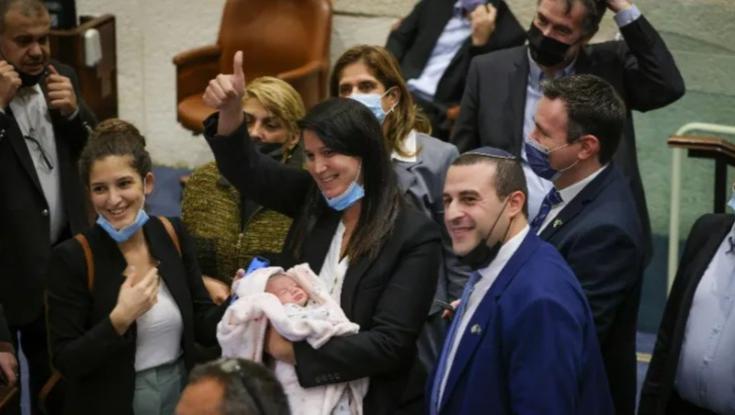 שירלי פינטו על הגעתה למליאה אחרי הלידה: "הכל הולך, גם לסכן תינוקות"