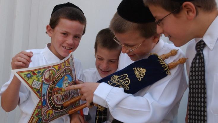 ביקורת על החלטת משרד הדתות: "חלוקת ממתקים לילדים בבתי הכנסת  - מזעזעת"
