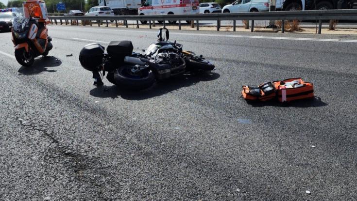 רוכב אופנוע נפצע בינוני בתאונה בכביש 5