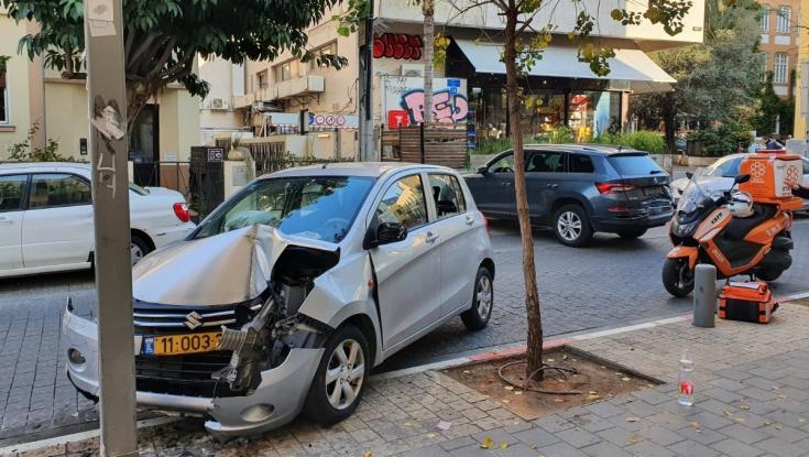 תל אביב: נהגת התנגשה עם רכבה בעמוד - מצבה בינוני