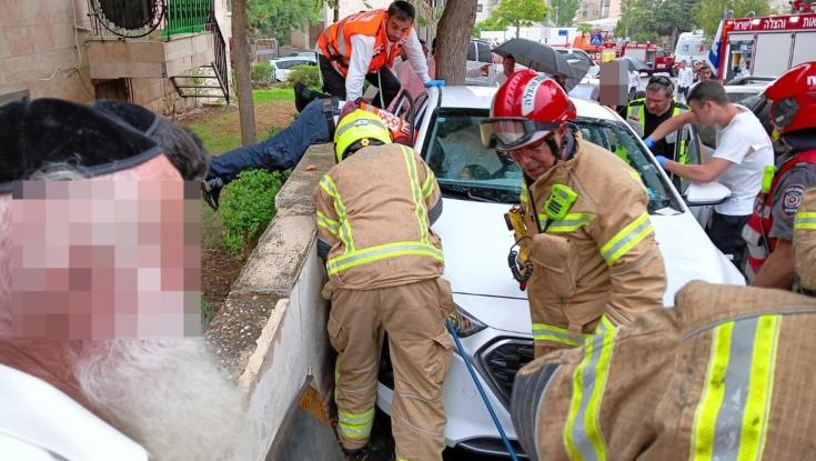 ירושלים: נהגת רכב נפצעה בינוני לאחר שנפגעה מרכבה שהידרדר
