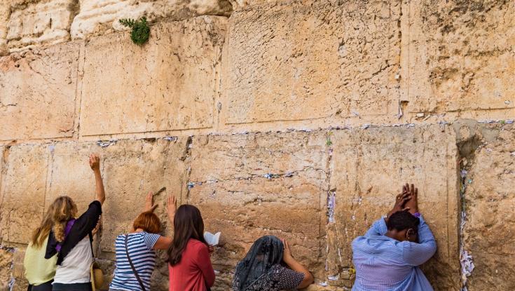 חגי סגל: "אם החוק יעבור אני מתחייב להגיע לכותל עם שרוולים קצרים וגיטרה"