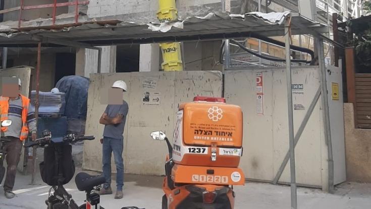 אריח קרמיקה נפל מגובה על פועל ברמת גן - מצבו בינוני
