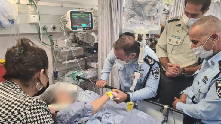 המפכ"ל בביקור הפצועה מהפיגוע: "נלחמה כמו לביאה"