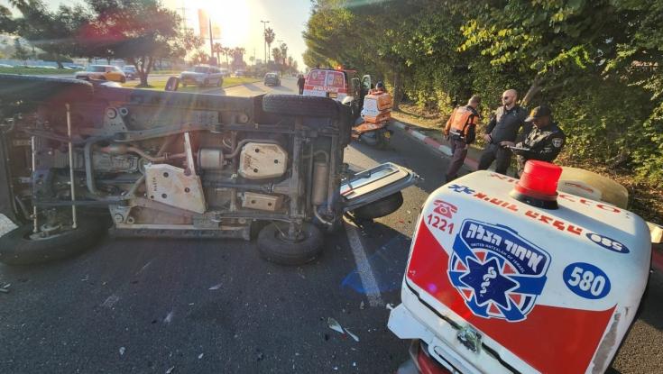 תל אביב: צעיר נפצע בינוני כתוצאה מהתהפכות רכבו