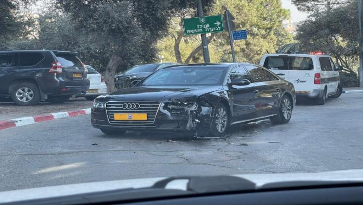 בזמן שנתניהו טייל בשוק, רכב השרד היה מעורב בתאונת דרכים