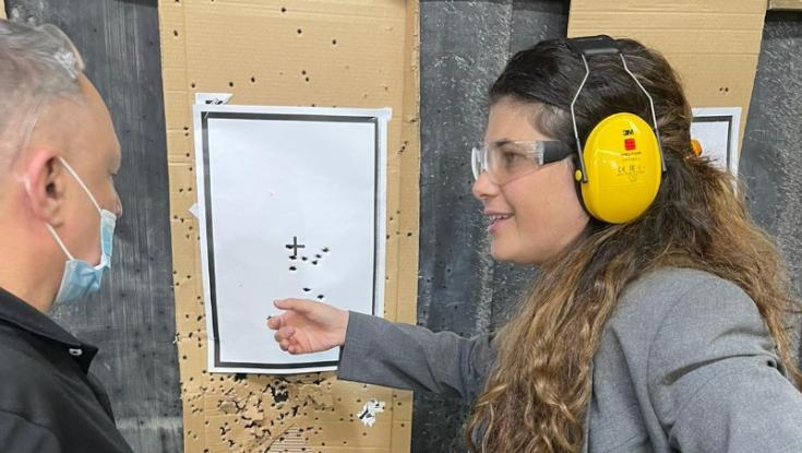 שרן השכל חידשה את רישיון הנשק: ההנהגה כשלה, צריך לתת לאזרחים להגן על עצמם