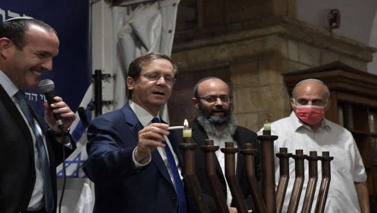 לאחר שהמשטרה חסמה את פעילי שלום עכשיו: הנשיא הגיע להדלקת נר ראשון בחברון