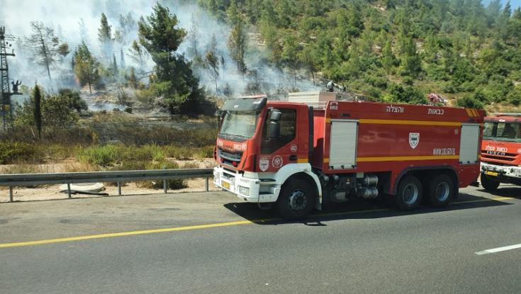 "מעשה ידי אדם": שריפה משתוללת באזור מחלף שורש