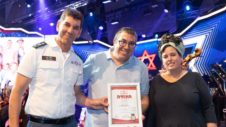 מצמרר: ההורים של הנרצח בפיגוע קיבלו את תעודת החובש בשמו