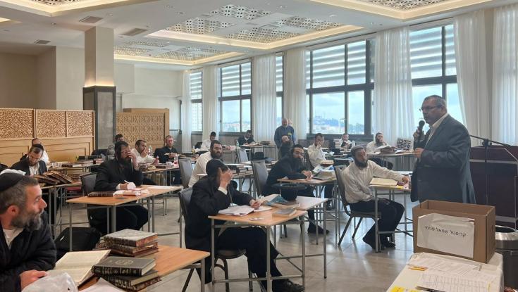 אלפי גברים ניגשו למבחני הרבנות הראשית - "אתם דור העתיד"