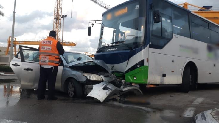 אשדוד: נוסע ברכב נפצע בינוני בתאונה עם אוטובוס