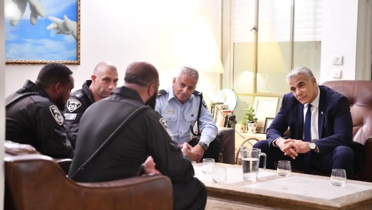 השוטרים שסיכלו את הפיגוע נפגשו עם לפיד: "לא רוצה לחשוב מה היה קורה אילולא אתם"