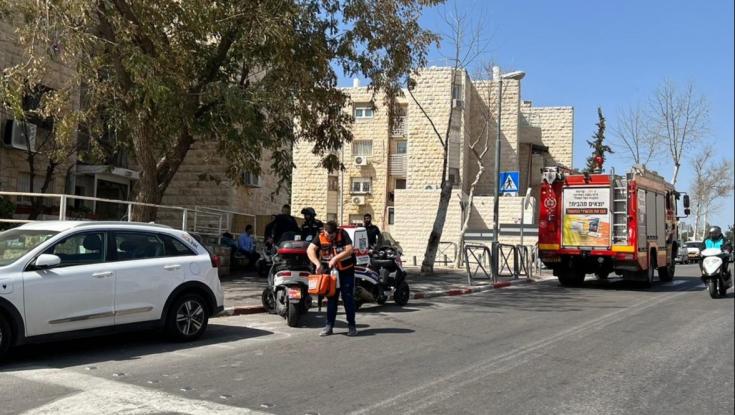 אישה נפצעה באורח קשה לאחר שבן זוגה הצית את דירתה, התנגש ברכבו בקיר ונהרג