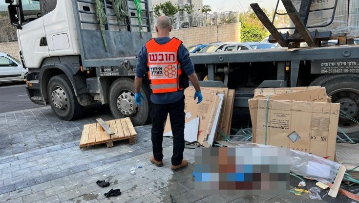 ראש העין: נהג משאית נפצע בינוני כתוצאה ממשטח שנפל עליו