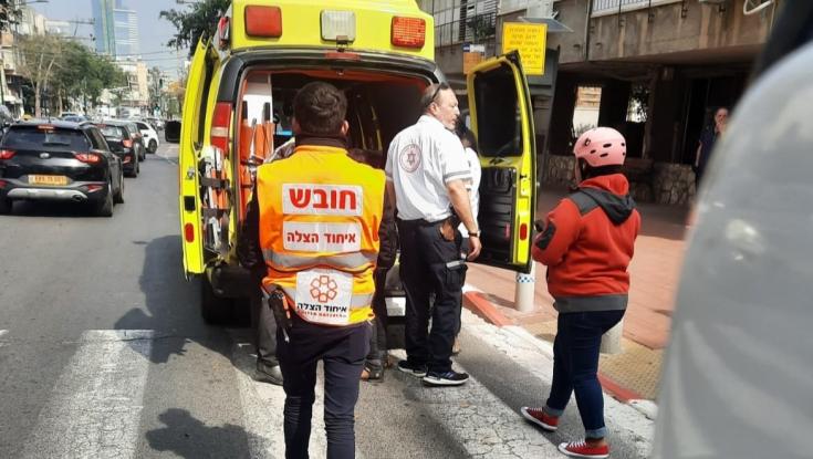 רמת גן: רוכב אופניים חשמליים נפצע בינוני בתאונה