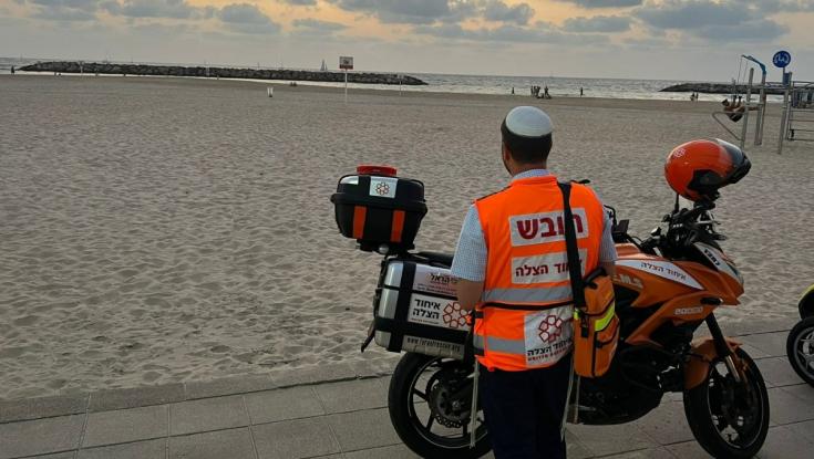 חוף אכדיה: בן 78 נמשה ע"י אזרחים במצב קשה וללא הכרה