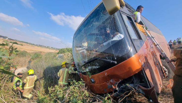 אוטובוס הדרדר בכביש 1: נוסעים חולצו מהחלונות