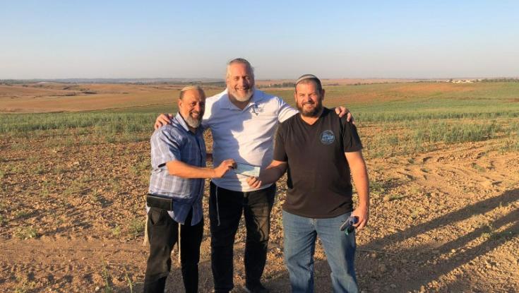 מגבעות השומרון ועד עוטף עזה: קרן "עם ישראל חי" מתגייסת לסייע לחקלאים שומרי השמיטה