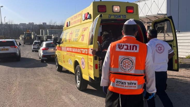 שער חשמלי נסגר על פועל בקיבוץ צָרְעָה - מצבו בינוני עד קשה