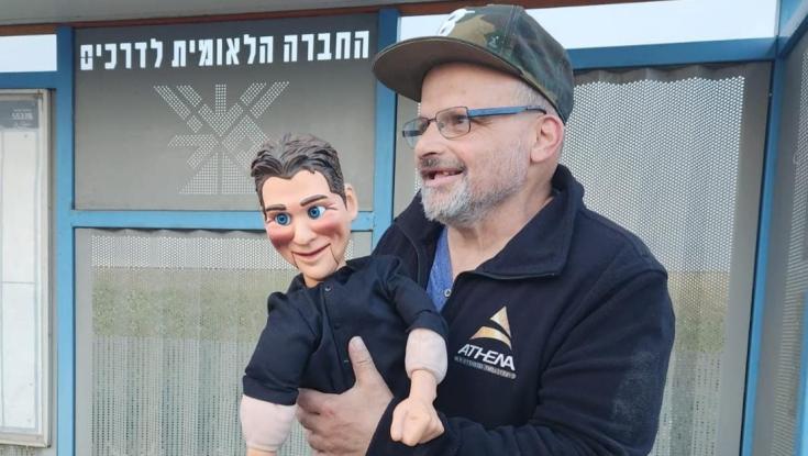 מי ראה את הנעדר שמחזיק בובה? המשטרה מבקשת את עזרת הציבור