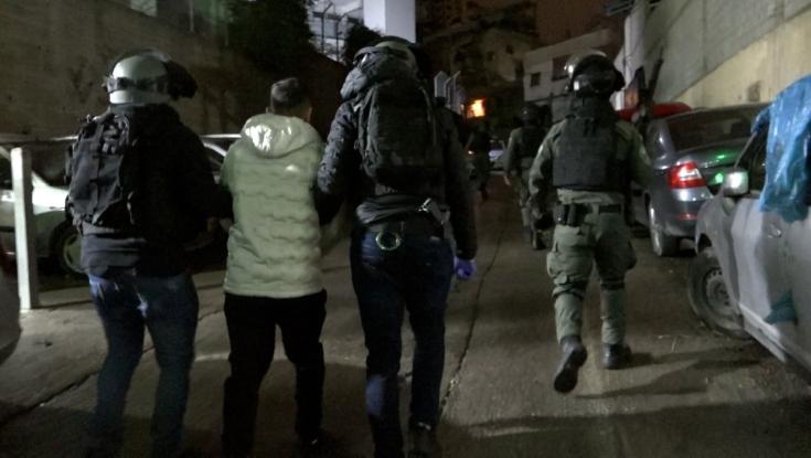 בזכות סוכן אחד: 400 שוטרים פשטו על בתיהם של עשרות סוחרי נשק