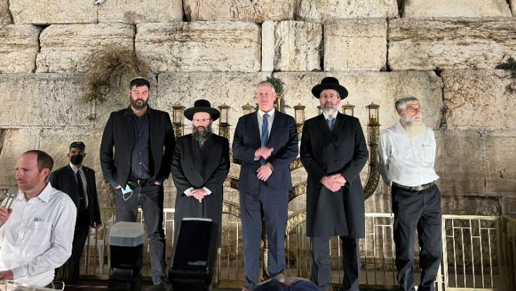 הרב לאו בהדלקת נר חנוכה: "הכותל לכולם אך תוך שמירה על מנהגי המקום"