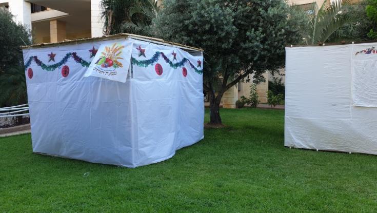 אני לא מסוגל לישון עם אבא של אשתי בסוכה הרועשת  | פרידה גרשוני עונה