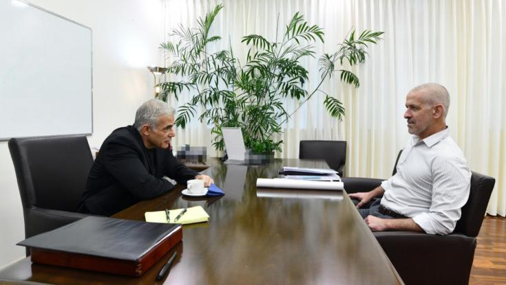 לפיד נפגש עם ראש השב"כ בקריה בתל אביב