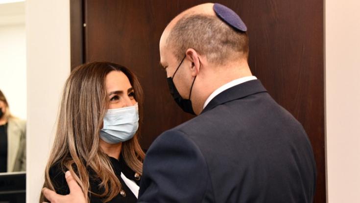 בנט נפגש עם בני הזוג אוקנין: "כמה טוב שבאתם הביתה"