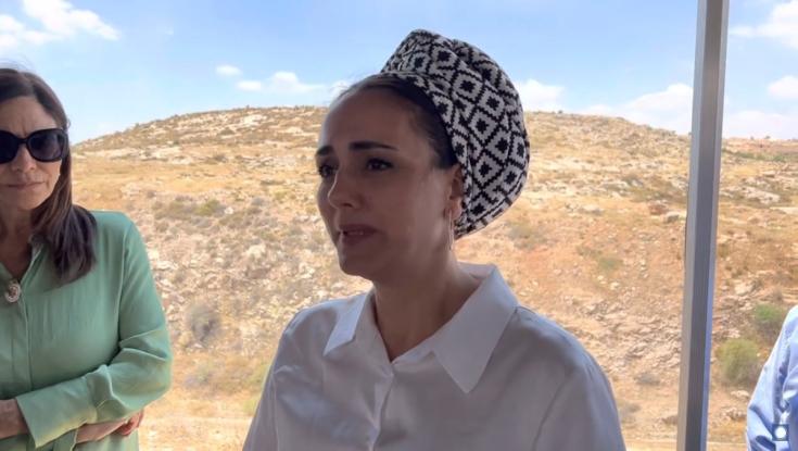 מצמרר: הח"כית הסרוגה הגיעה למקום בו נרצח בעלה בפיגוע