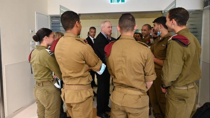 שר הביטחון ביקר את הקצין הסרוג שנטרל את המחבל