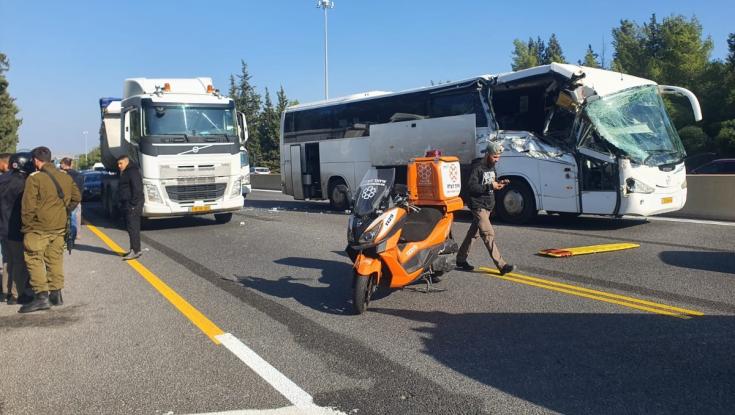 אוטובוס התנגש במשאית בכביש 1: ילדה כבת 10 נפצעה קשה