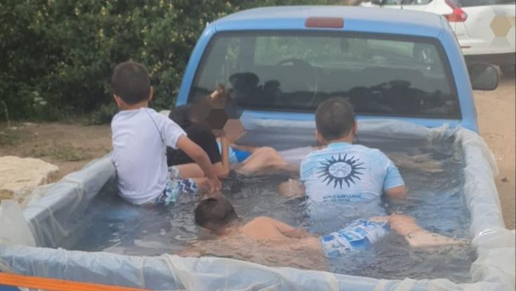 השוטרים נדהמו לגלות ילדים שוחים בטנדר נוסע