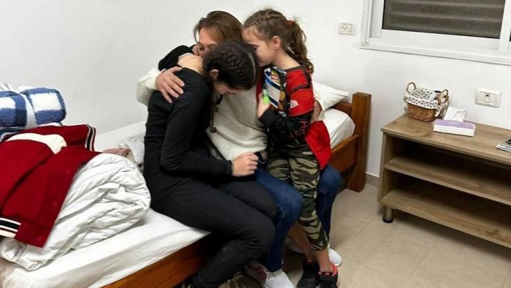 דפנה אליקים שמרה על אחותה הקטנה בשבי: "קודם נתתי לאלה לאכול"