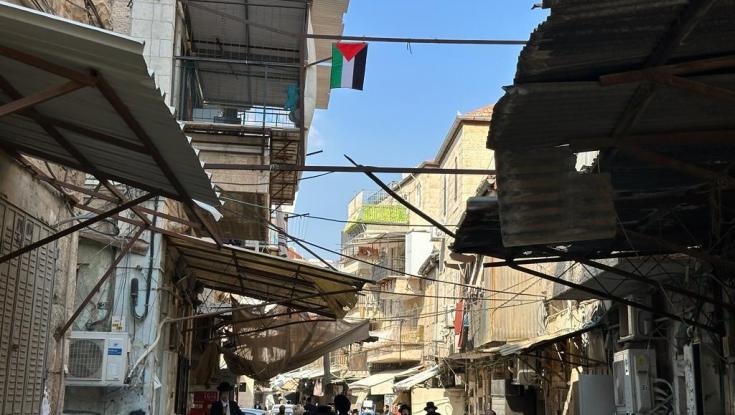 דגלי אש"ף נתלו בשכונת מאה שערים בירושלים