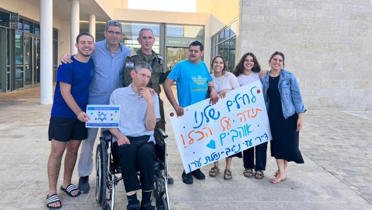 בין כל ההצהרות: דובר צה"ל הגיע לבקר את אחיו בכפר השיקומי