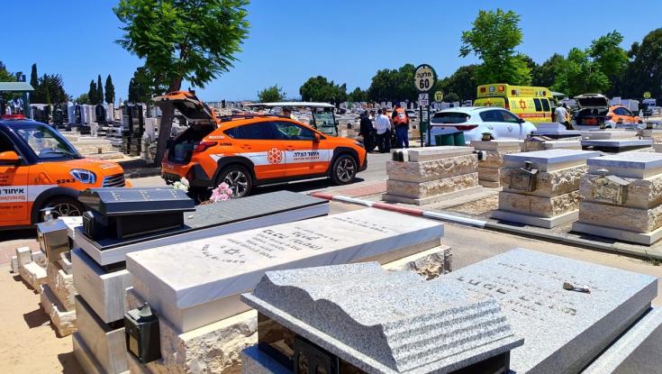 אישה בת 50 הדליקה נר לעילוי נשמה בבית הקברות - ונפצעה באורח בינוני