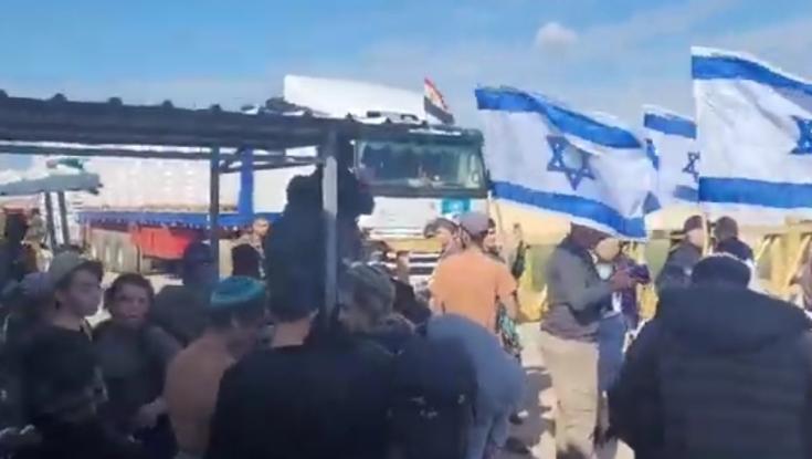 המשפחות חוסמות את משאיות הסיוע לעזה | תיעוד: עזתים מפגינים למען החטופים