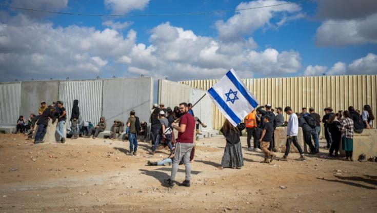 האמא השכולה חוסמת בגופה את משאיות הסיוע לחמאס בכרם שלום